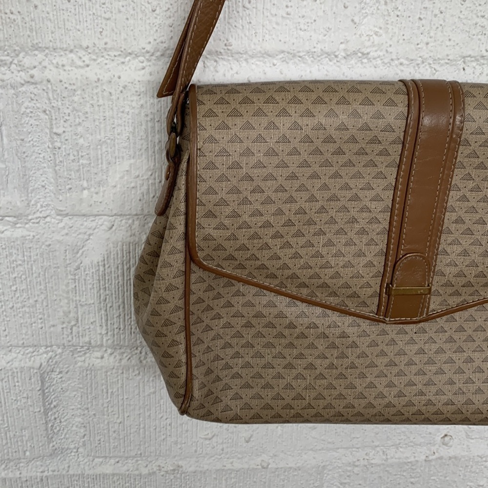 LIZ Claiborne Leather Vintage Triangle Logo Shoulder Purse Tan - Picture 4 of 7